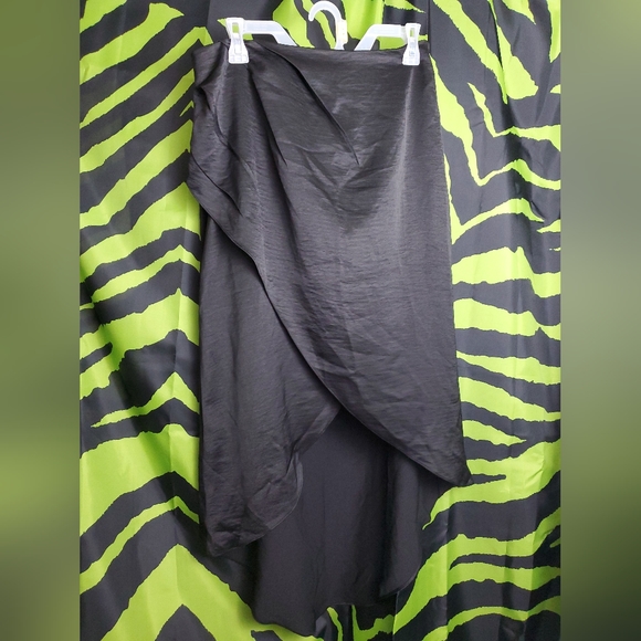 Black Tulip Skirt, Hi-Low/Asymmetrical, Size Large NWT - Picture 3 of 12